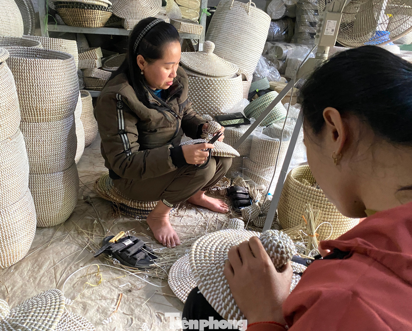 “Tuy thu nhập không cao, nhưng rất phù hợp với lao động nông thôn, đặc biệt là phụ nữ nhàn rỗi ở quê nhà. Họ có thể vừa làm việc nhà, vừa tận dụng được thời gian nhàn rỗi để đan cói, kiếm thêm thu nhập đảm bảo cuộc sống”, chị Hân nói.