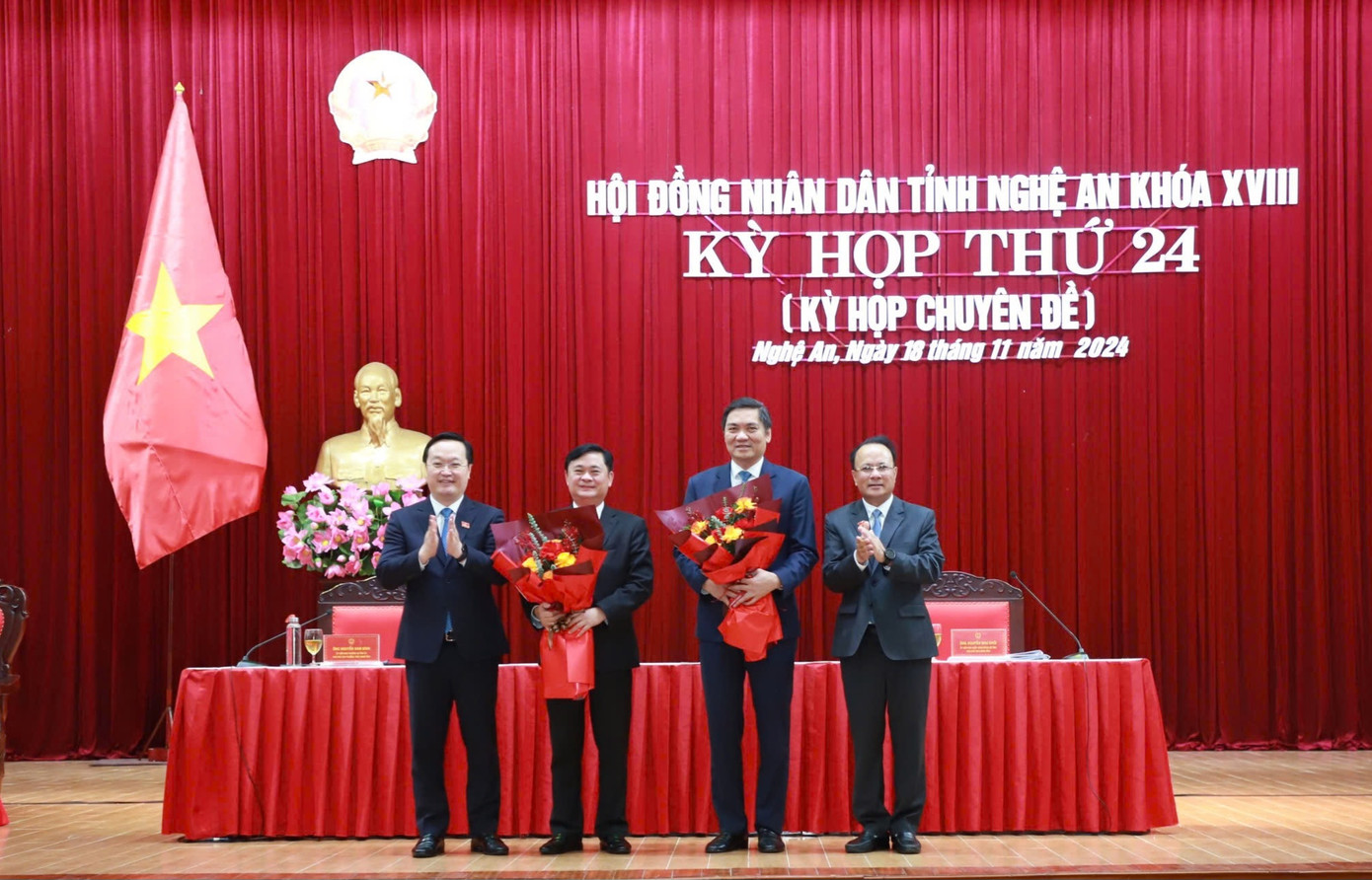 Bí thư Tỉnh ủy, Chủ tịch UBND tỉnh Nghệ An Nguyễn Đức Trung và Phó Chủ tịch Thường trực HĐND tỉnh Nguyễn Nam Đình tặng hoa nguyên Chủ tịch HĐND tỉnh Nghệ An Thái Thanh Quý và tân Chủ tịch HĐND Hoàng Nghĩa Hiếu. (Ảnh: Thành Duy). Bí thư Tỉnh ủy, Chủ tịch UBND tỉnh Nghệ An Nguyễn Đức Trung và Phó Chủ tịch Thường trực HĐND tỉnh Nguyễn Nam Đình tặng hoa nguyên Chủ tịch HĐND tỉnh Nghệ An Thái Thanh Quý và tân Chủ tịch HĐND Hoàng Nghĩa Hiếu. (Ảnh: Thành Duy).