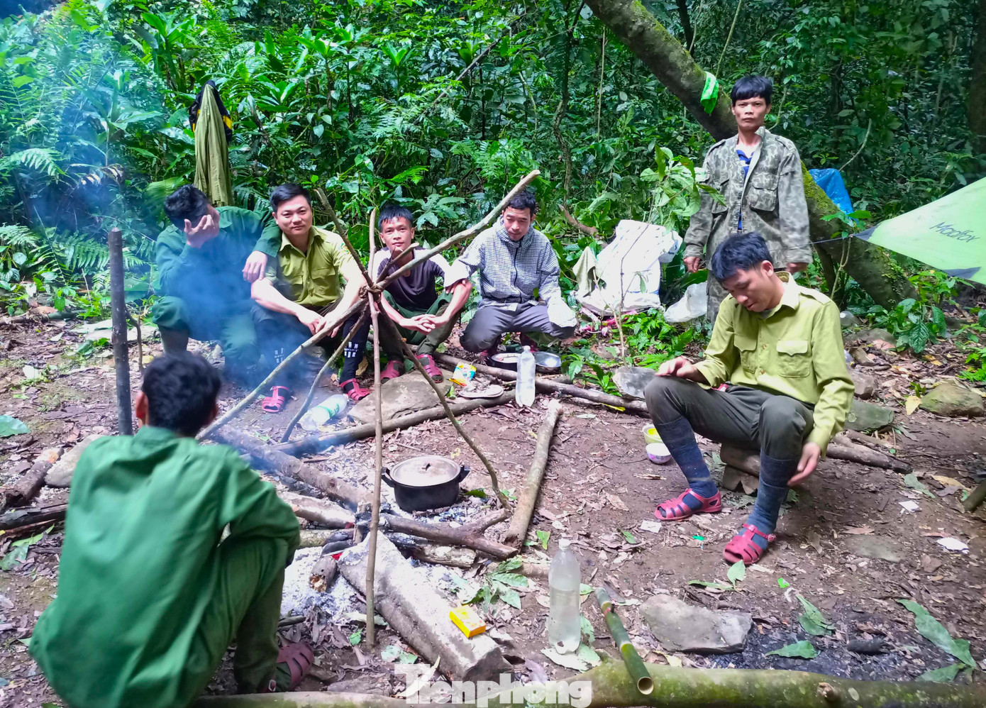 Tuần tra trong rừng, lực lượng phải đối mặt với nhiều hiểm nguy, thiếu thốn. Ngoài muỗi, vắt, ruồi vàng, họ còn phải đối mặt với thú dữ, rắn độc… Tuy nhiên không quản ngại khó khăn vất vả, "Đội đặc nhiệm" sẽ xoay tua tuần tra liên tục ra vào rừng. Đội này ra khỏi rừng thì có đội khác vào túc trực, tuần tra ngay để trong rừng lúc nào cũng có người.