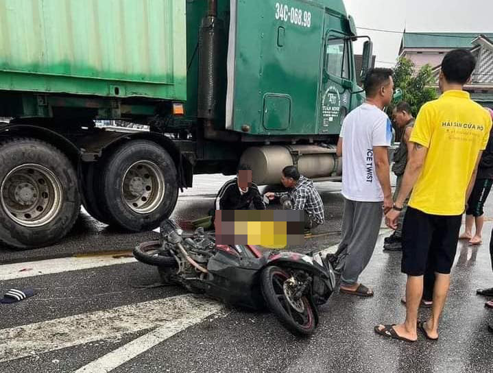 Người ông bị thương ngồi thất thần bên thi thể cháu sau tai nạn thương tâm. Người ông bị thương ngồi thất thần bên thi thể cháu sau tai nạn thương tâm.