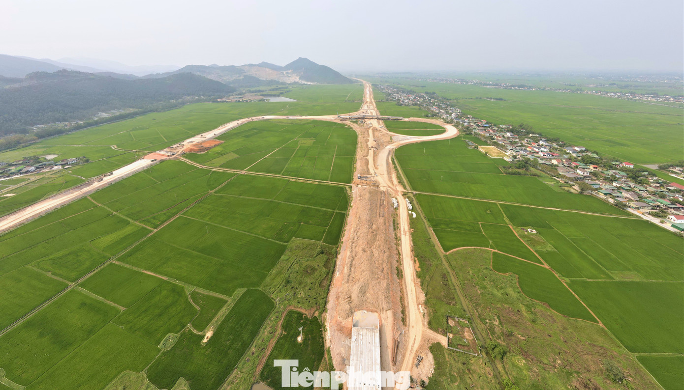 Tại nút giao quốc lộ 46B, đoạn qua xã Hưng Tây (Hưng Nguyên, Nghệ An) đang được nhà thầu thi công dồn lực triển khai đảm bảo tiến độ thông xe vào dịp 30/4.