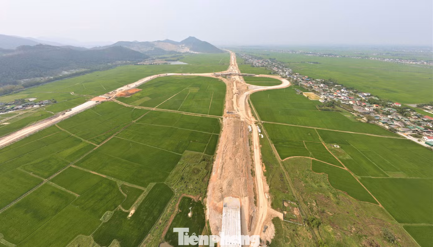 Tại nút giao quốc lộ 46B, đoạn qua xã Hưng Tây (Hưng Nguyên, Nghệ An) đang được nhà thầu thi công dồn lực triển khai đảm bảo tiến độ thông xe vào dịp 30/4.
