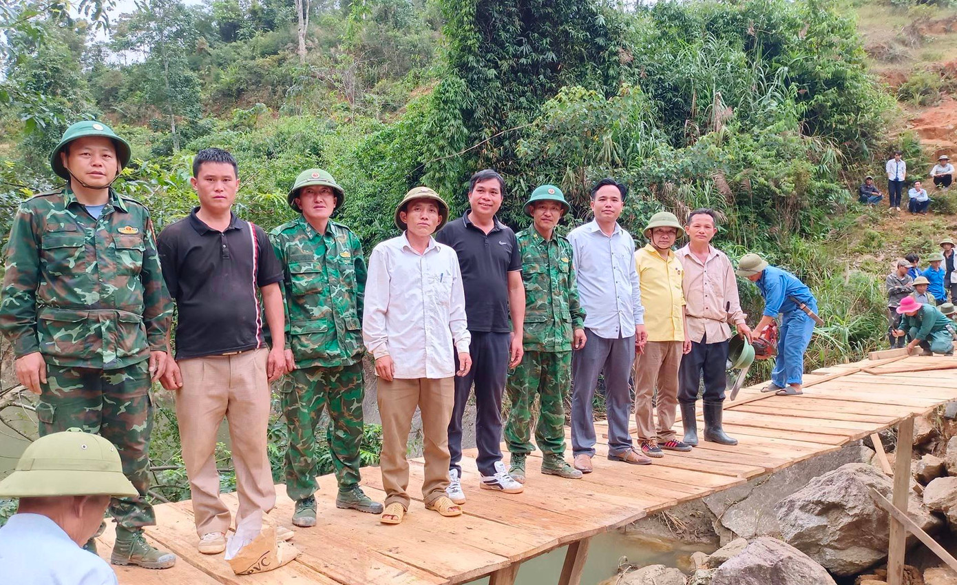 Cây cầu đủ chắc chắn để hàng chục người đi qua cùng lúc. Cây cầu đủ chắc chắn để hàng chục người đi qua cùng lúc.