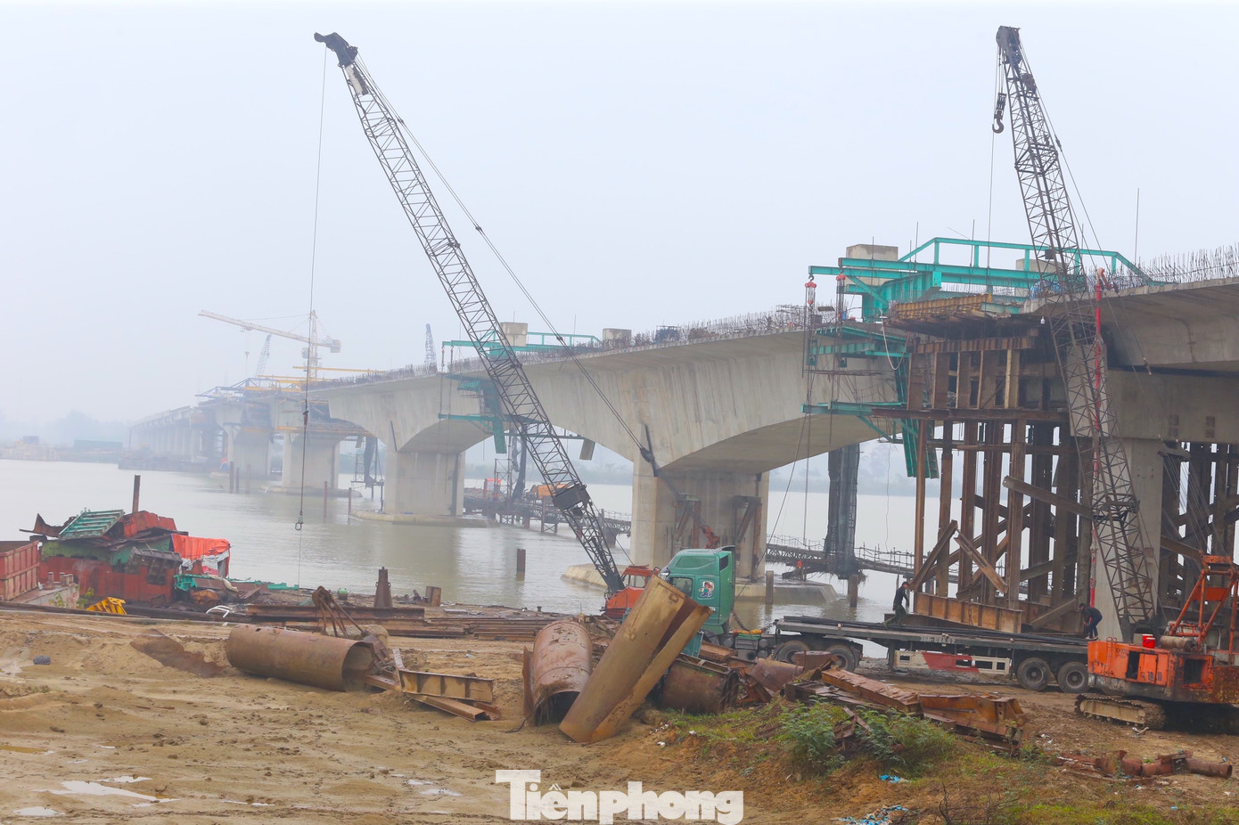 Anh Nguyễn Quang Trung - Chỉ huy công trình cầu Hưng Đức của Tập đoàn Cienco 4, cho hay, kỳ nghỉ Tết Dương lịch, 100% cán bộ, kỹ sư, công nhân của tập đoàn vẫn làm việc tại công trường như ngày bình thường. Hiện, tập đoàn đang bố trí hơn 70 công nhân, kỹ sư và nhiều thiết bị lớn để tập trung thi công công trình.