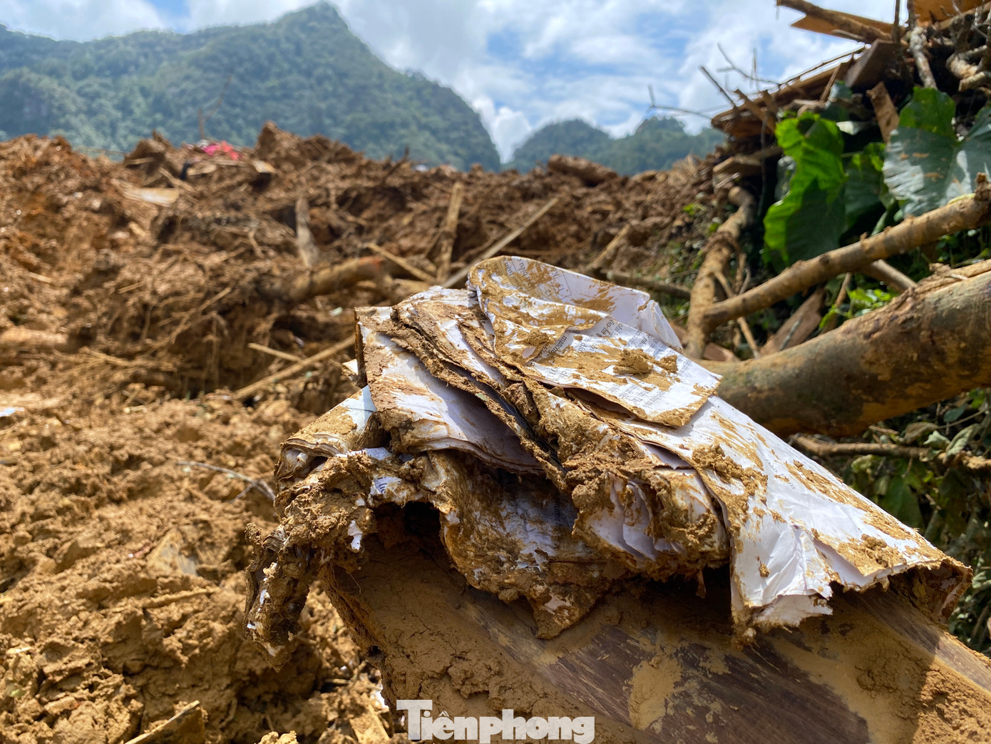 Những cuốn sách, chiếc tivi hay những bộ quần áo lấm lem bùn... là những thứ còn sót lại của nhiều hộ dân trong vụ sạt lở kinh hoàng.
