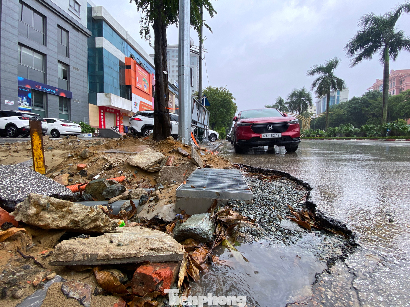 "Ô tô đi vào nếu nhẹ thì rách lốp, nặng thì xảy ra tai nạn. Còn xe máy thì rất nguy hiểm, đặc biệt là ban đêm tầm nhìn hạn chế", chị Trần Thùy Dung (trú tại chung cư Trung Đô) chia sẻ.