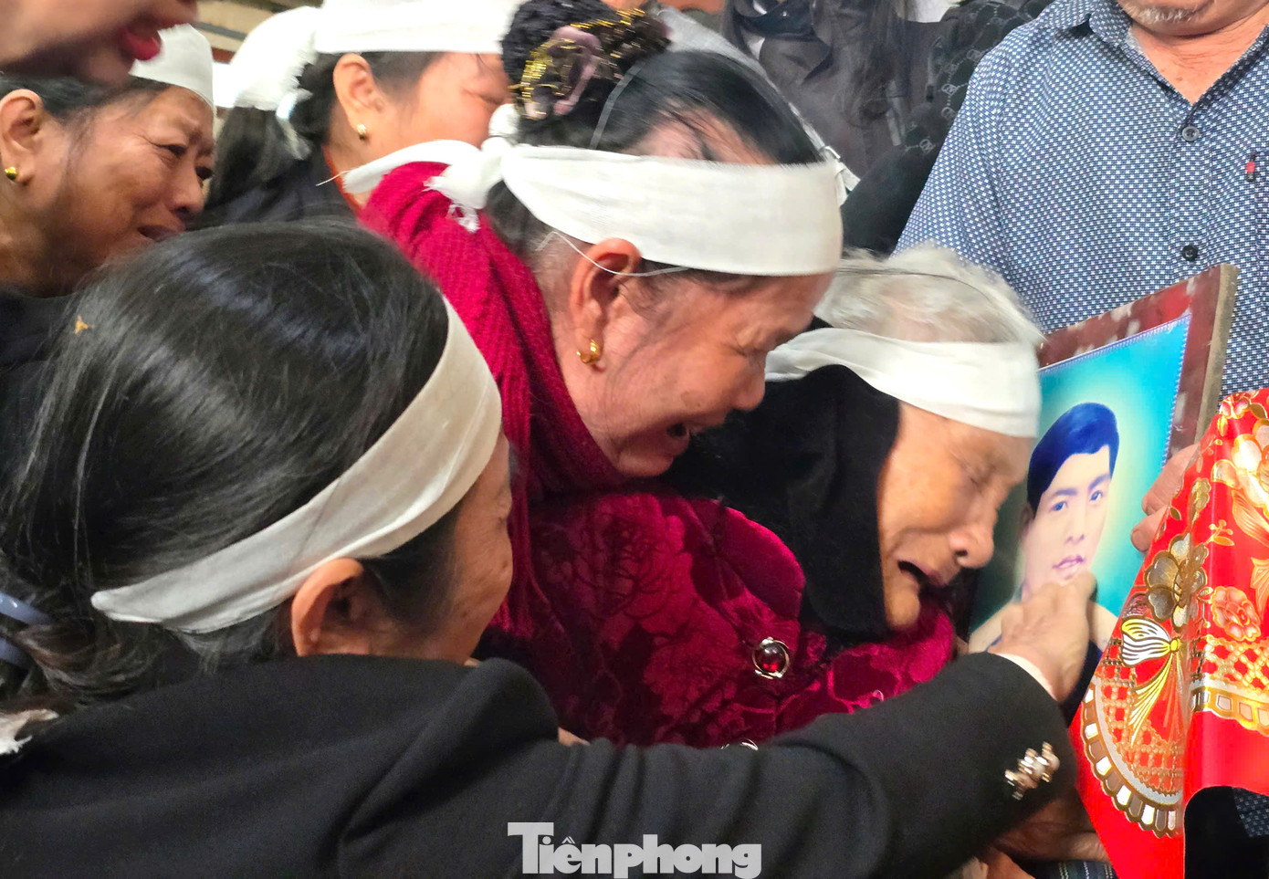 Giây phút đón hài cốt con trai về, cụ Lài nghẹn ngào khóc: “Cuối cùng mẹ cũng chờ được ngày con trở về. Vậy là mẹ yên tâm nhắm mắt rồi!”.