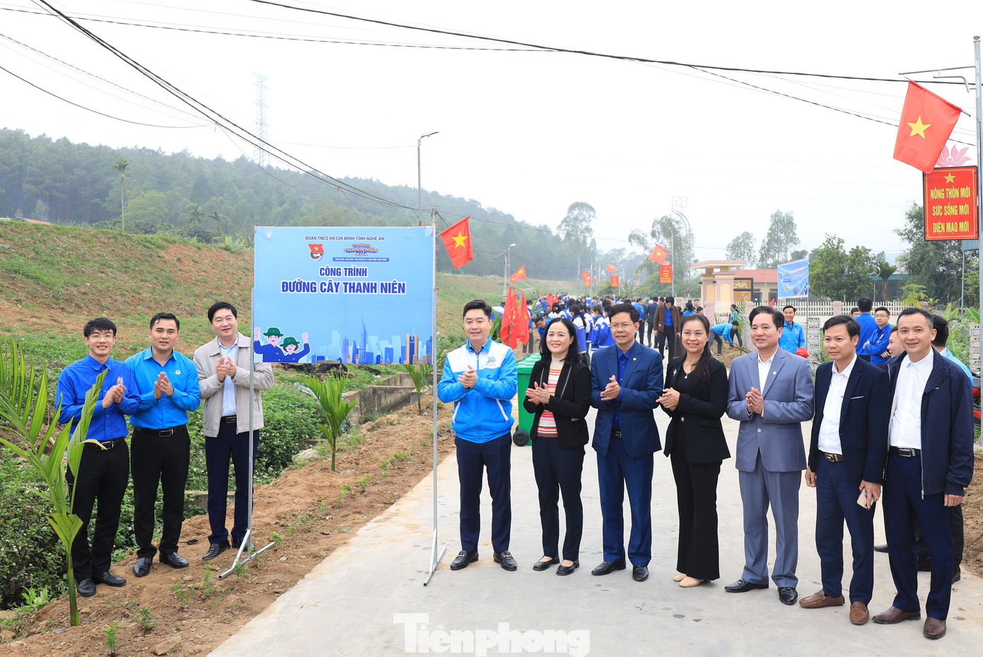 Các đại biểu chụp hình lưu niệm tại công trình Đường cây thanh niên. Các đại biểu chụp hình lưu niệm tại công trình Đường cây thanh niên.