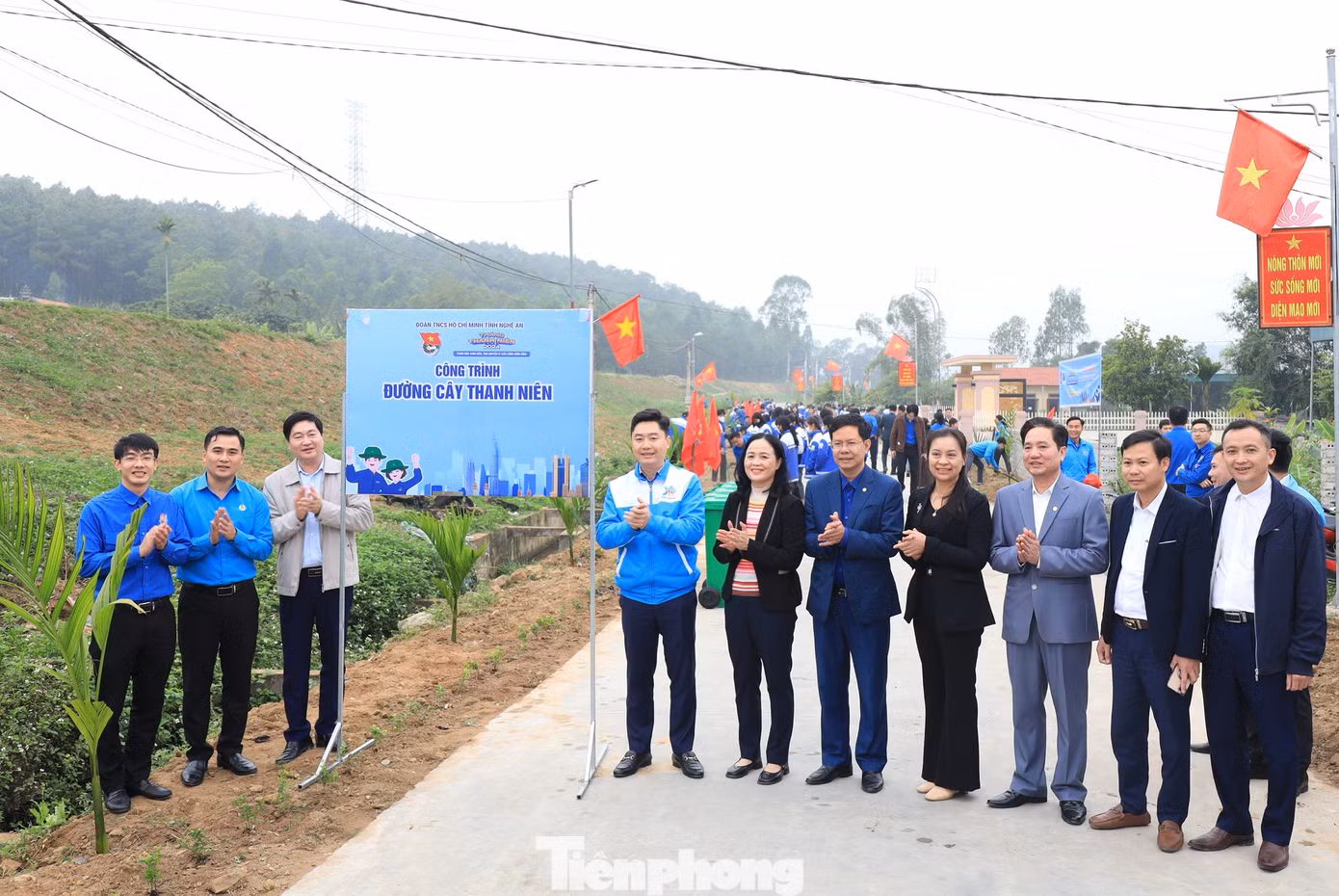 Các đại biểu chụp hình lưu niệm tại công trình Đường cây thanh niên. Các đại biểu chụp hình lưu niệm tại công trình Đường cây thanh niên.