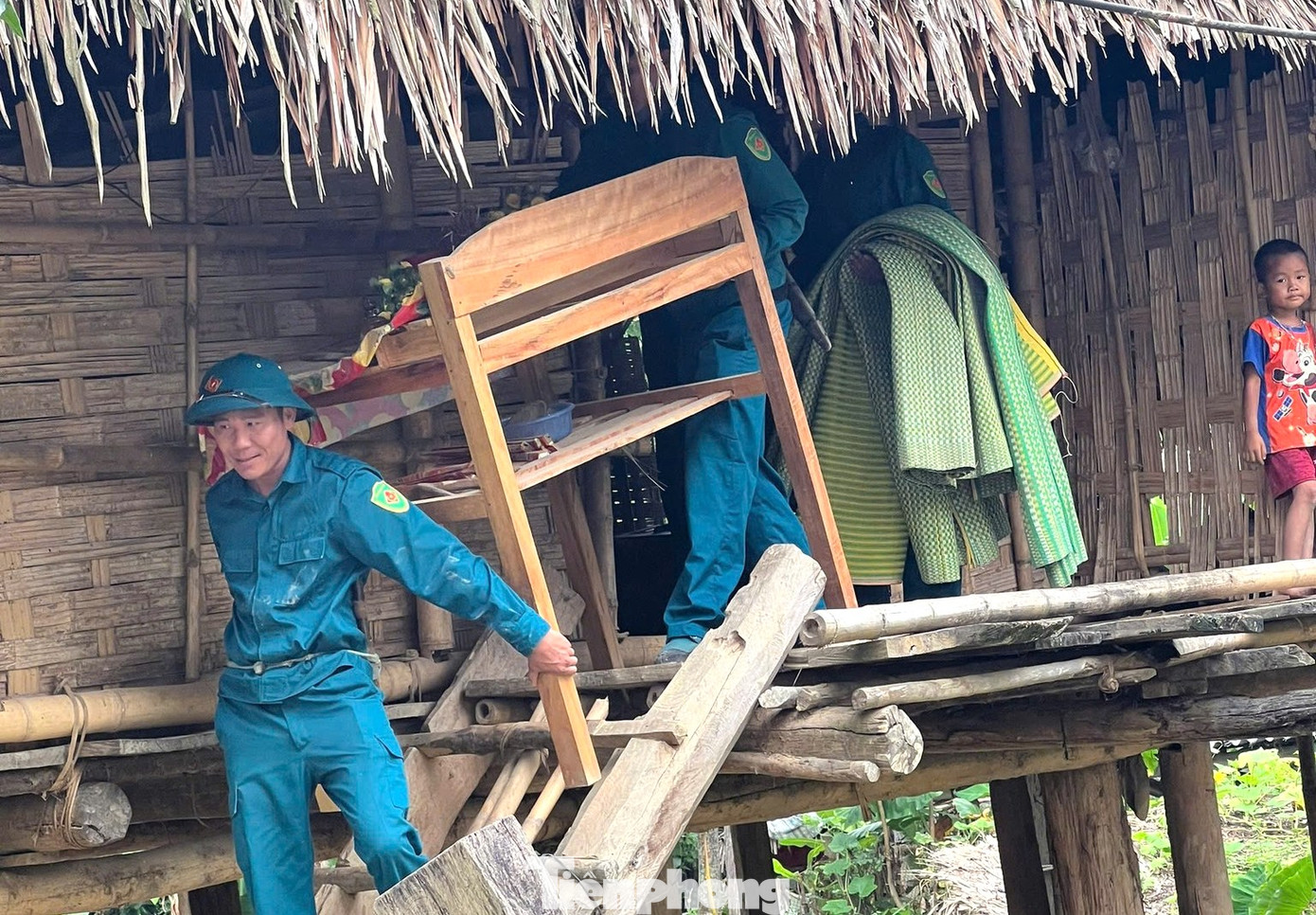 Các vật dụng, tài sản trong gia đình được hỗ trợ di chuyển.