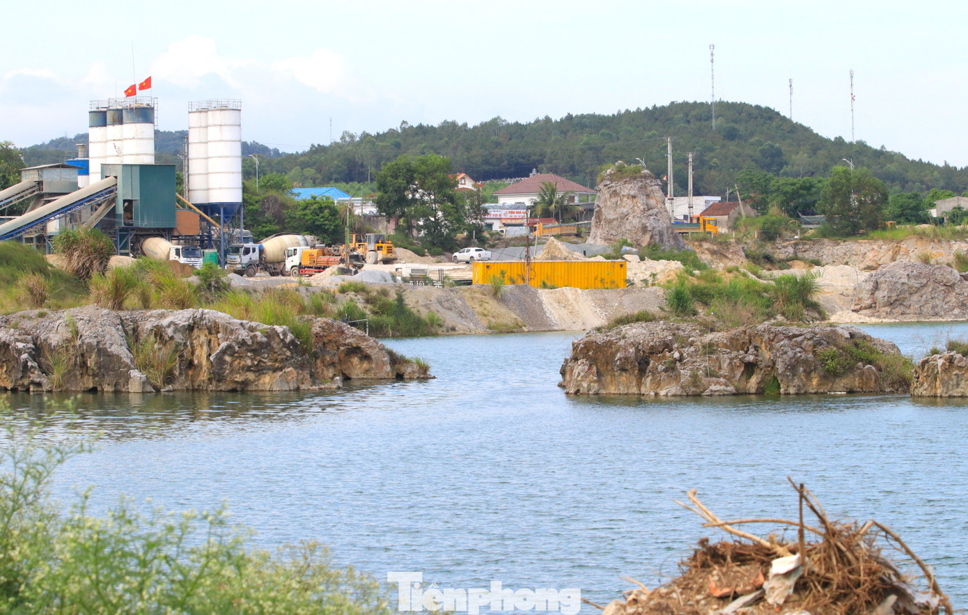 Tại khu vực mỏ đá Lèn Chùa hiện đang có một doanh nghiệp hoạt động bê tông mang tên Xuân Hùng. Sát mép khu vực mỏ có một số đơn vị làm gạch không nung.