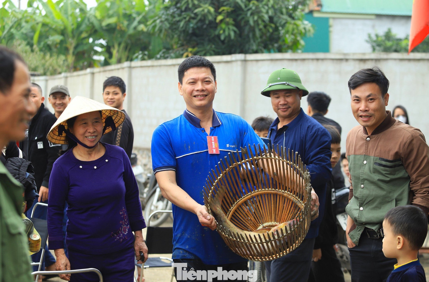 Nhiều nơm thủ vui mừng bắt được con cá lớn liền mang lên bờ khoe với mọi người.