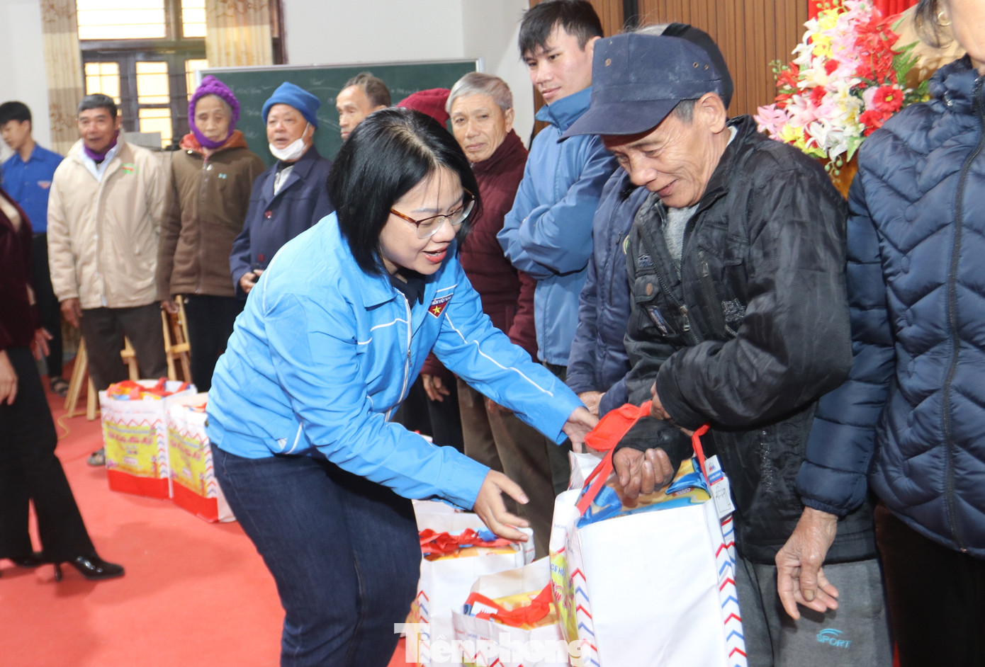 300 suất quà với mỗi suất trị giá 500 nghìn đồng được trao tặng đến các hộ dân sẽ giúp người dân có thêm niềm vui đón Tết Nguyên đán Giáp Thìn 2024. 300 suất quà với mỗi suất trị giá 500 nghìn đồng được trao tặng đến các hộ dân sẽ giúp người dân có thêm niềm vui đón Tết Nguyên đán Giáp Thìn 2024.