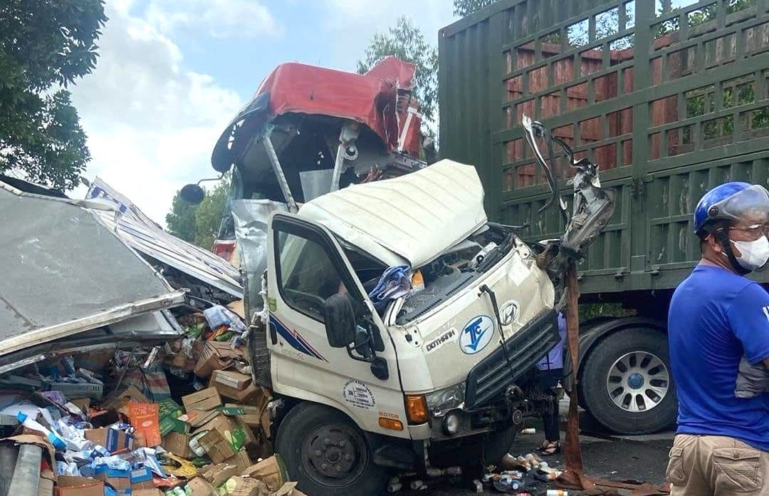 Cabin 2 chiếc xe bị hư hỏng, bẹp dúm khiến tài xế mắc kẹt bên trong. Người dân phải dùng dây thừng kéo giãn cabin để giải cứu tài xế ra ngoài.