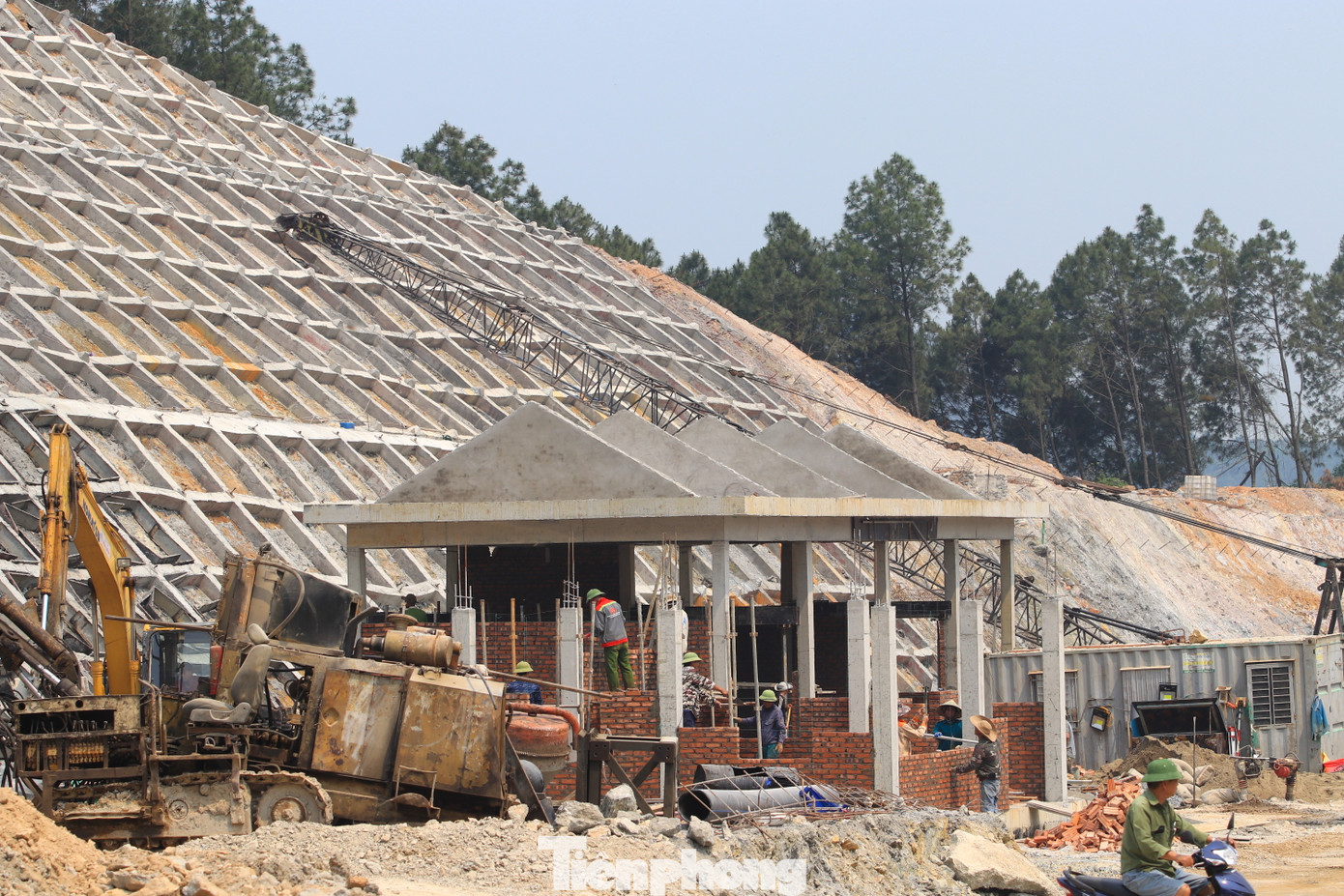 Khu vực nhà điều hành hầm đang được triển khai xây dựng. Khu vực nhà điều hành hầm đang được triển khai xây dựng.