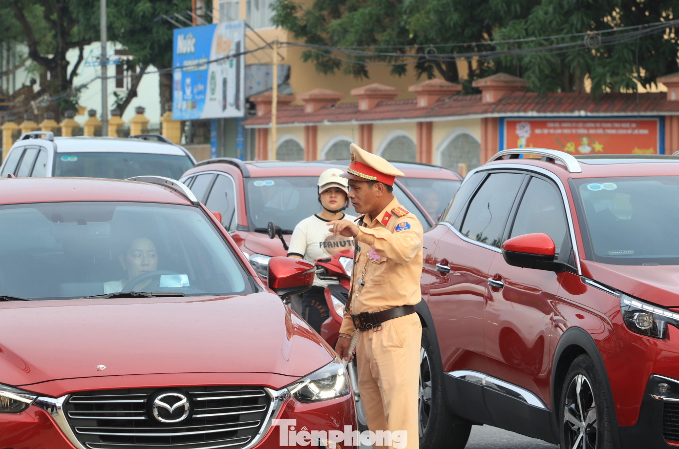 CSGT nhắc nhở các phương tiện di chuyển xe ra xa khu vực cổng điểm thi, tránh gây ùn tắc giao thông, ảnh hưởng đến thí sinh ra vào.