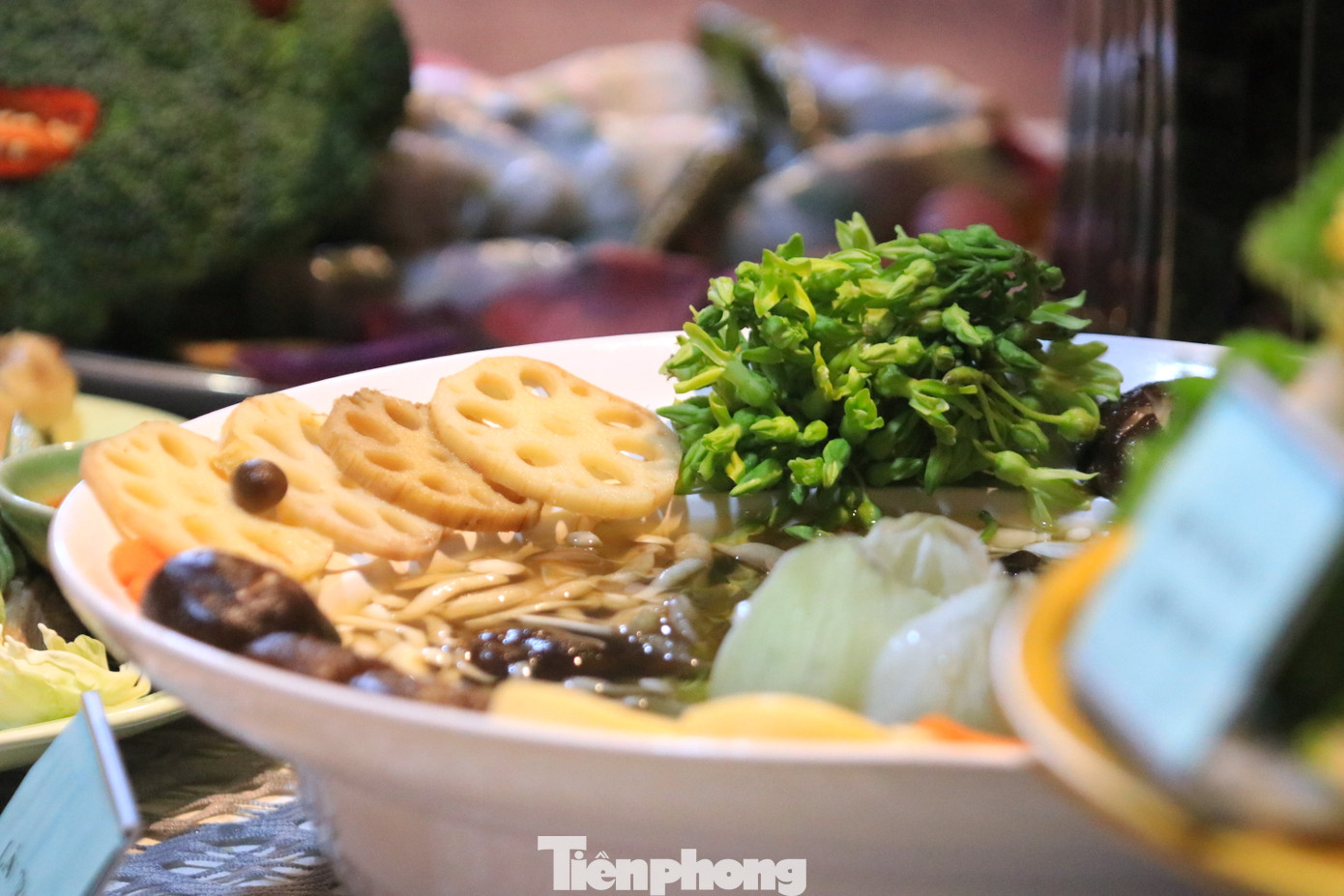 Những món ăn làm từ sen được trang trí bắt mắt.