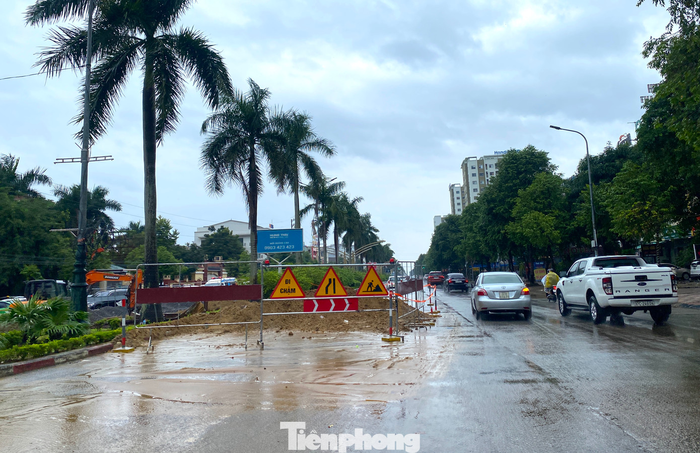 Tuy nhiên quá trình thực hiện dự án, đơn vị thi công đường Lê Nin đã khiến người dân và các phương tiện tham gia giao thông bức xúc vì thường xuyên gây ra tình trạng tắc đường. Người dân cho rằng, phương pháp thi công không khoa học khi không làm xong từng điểm mà đơn vị thi công cùng đào lên nhiều vị trí rồi làm dở dang, nhếch nhác.