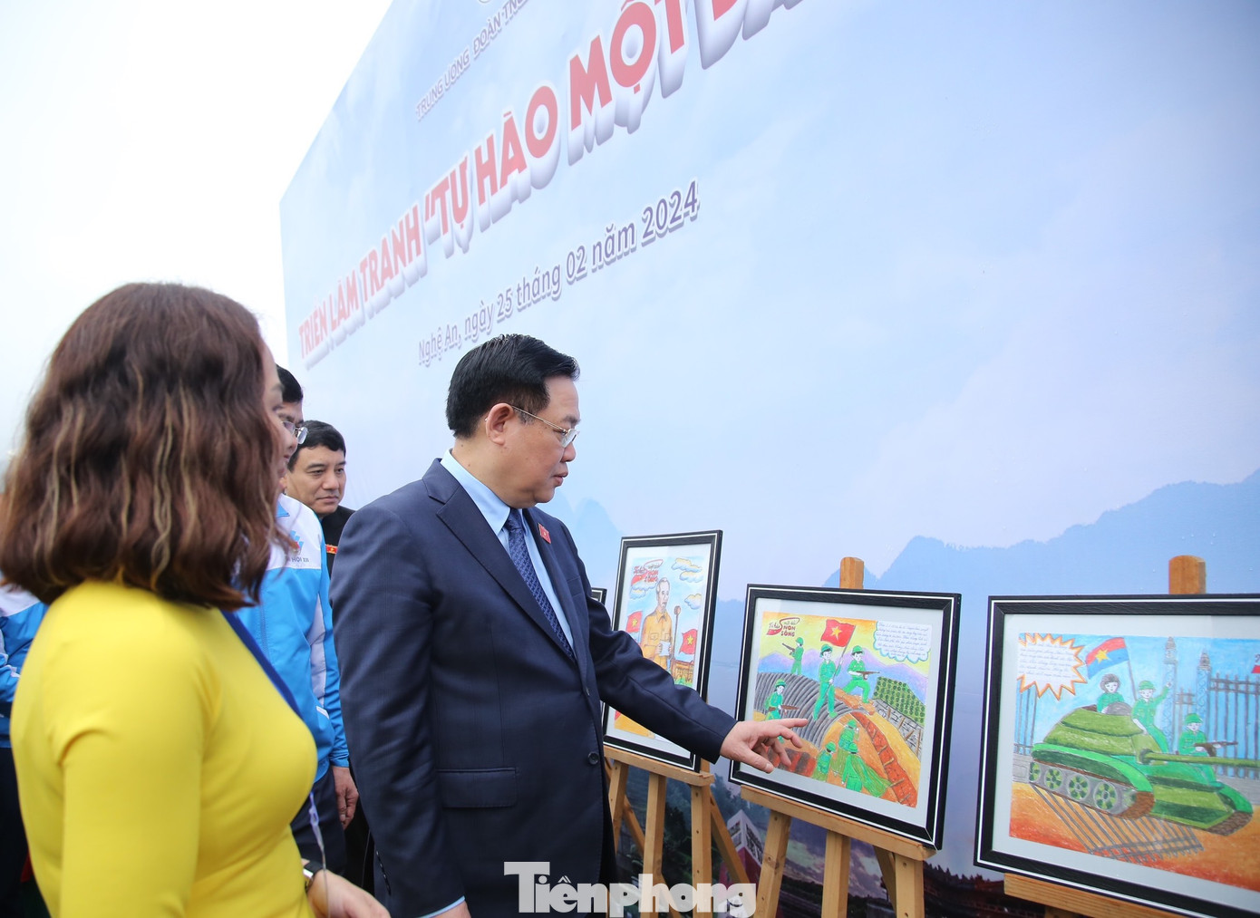Trong Lễ khởi động Tháng Thanh niên năm 2024 cấp T.Ư được tổ chức tại Khu Di tích lịch sử Truông Bồn (Nghệ An), những bức tranh tái hiện lại chặng đường lịch sử của dân tộc Việt Nam được trưng bày triển lãm và nhận nhiều sự khen ngợi của lãnh đạo T.Ư, địa phương và người dân. Trong Lễ khởi động Tháng Thanh niên năm 2024 cấp T.Ư được tổ chức tại Khu Di tích lịch sử Truông Bồn (Nghệ An), những bức tranh tái hiện lại chặng đường lịch sử của dân tộc Việt Nam được trưng bày triển lãm và nhận nhiều sự khen ngợi của lãnh đạo T.Ư, địa phương và người dân.