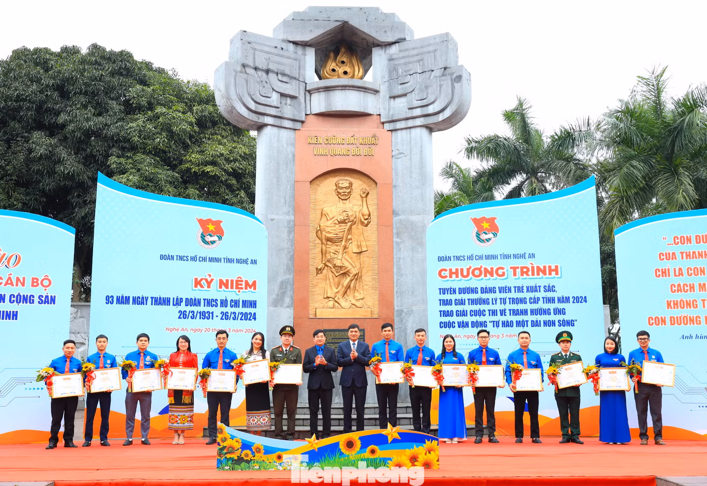 15 đảng viên trẻ được tuyên dương là những cá nhân tiêu biểu của tuổi trẻ tỉnh nhà.