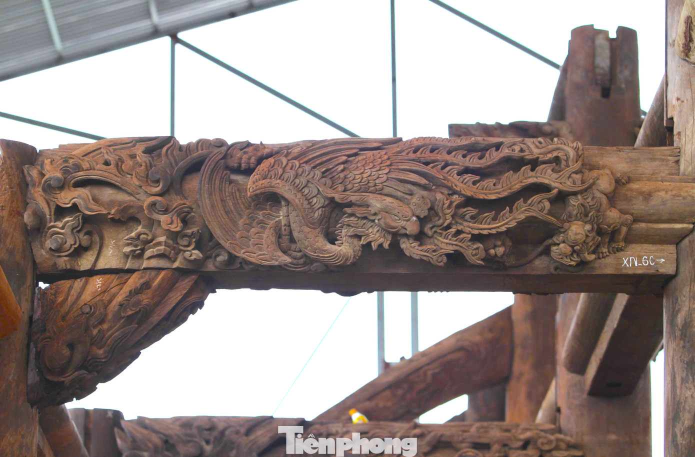 Bộ khung nhà của đình được ví như một bức tranh tổng thể sinh động, đầy màu sắc. Các khung gỗ trong đình đều được nghệ nhân chạm trổ tinh xảo với đề tài “tứ linh” (Long, Ly, Quy, Phượng), "tứ quý" (tùng, cúc, trúc, mai).