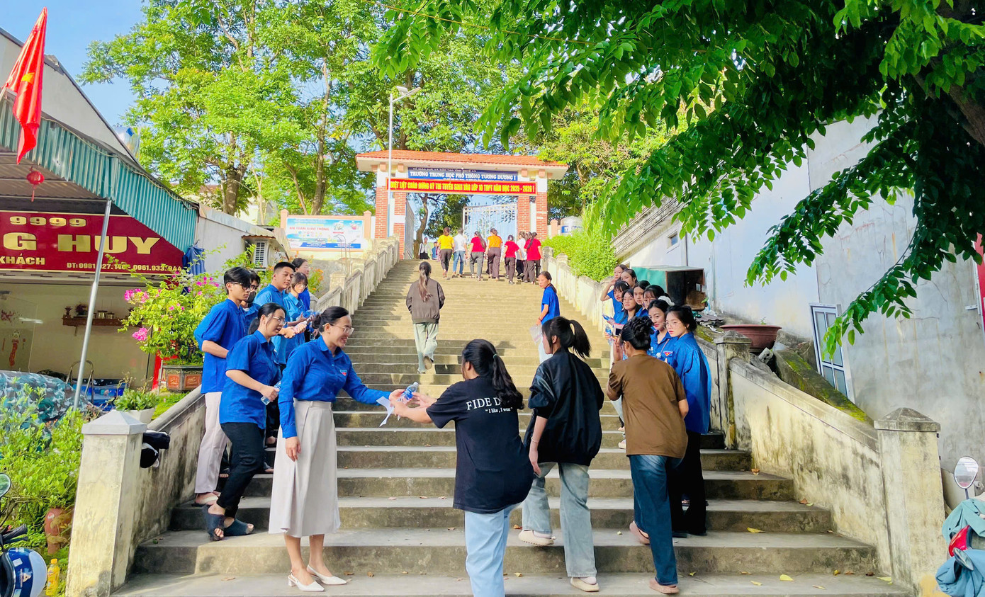 Tại huyện Tương Dương (Nghệ An), từ sáng sớm 3/6, hàng trăm đoàn viên thanh niên đã có mặt tại các điểm thi để hướng dẫn, phát nước miễn phí cho các sĩ tử.