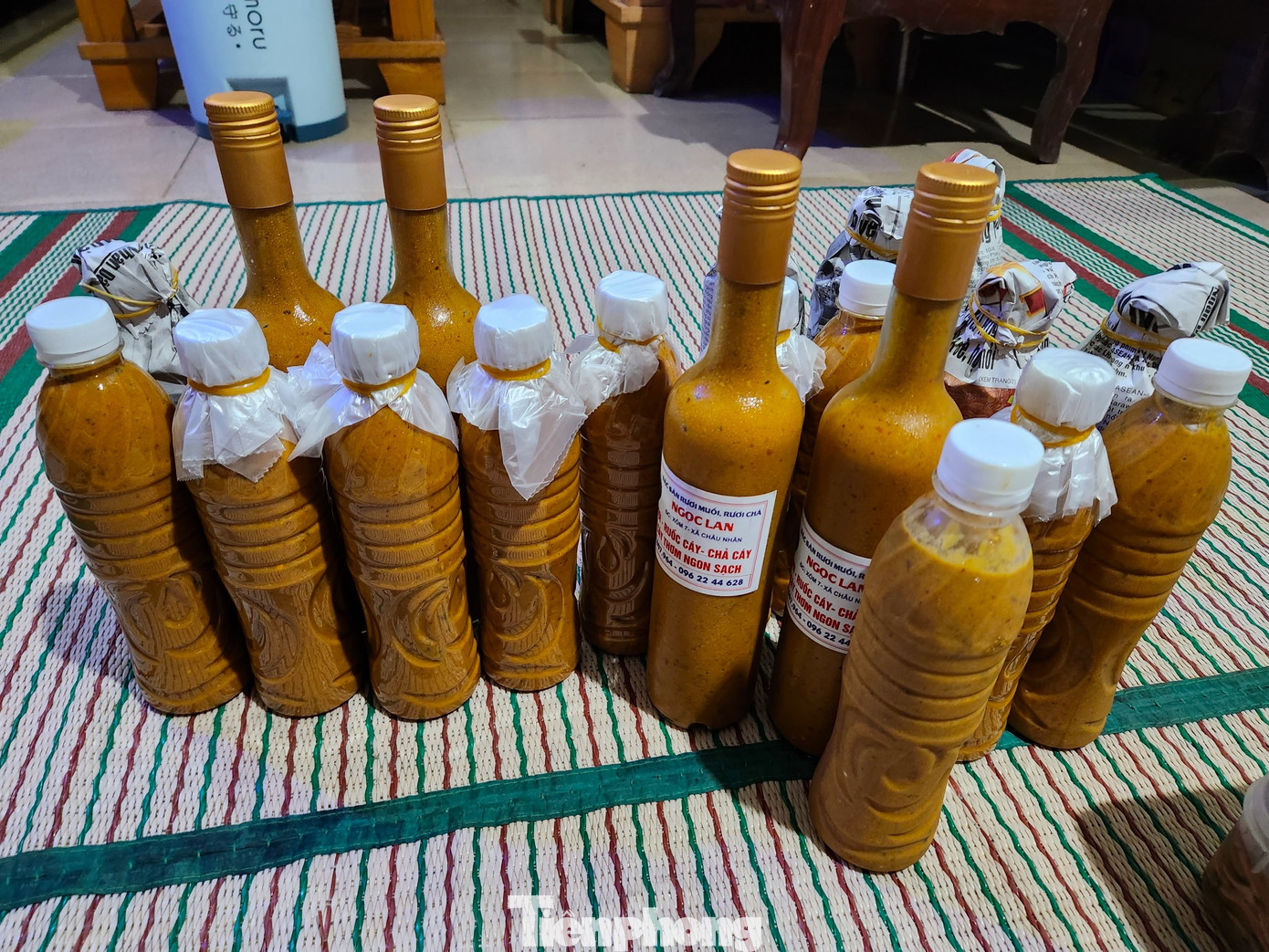 Sau khi hũ rươi chín, chị Lan cùng người thân sẽ đóng thành từng chai 500 ml để bán cho khách. Được biết, với 10 kg rươi tươi cùng các gia vị, sau khi muối xong chị Lan sẽ thu được khoảng từ 8-9 lít ruốc rươi. Với giá bán dao động từ 800.000-900.000 đồng mỗi lít, mỗi hũ rươi chị Lan muối sẽ bán được với giá khoảng 8 triệu đồng.