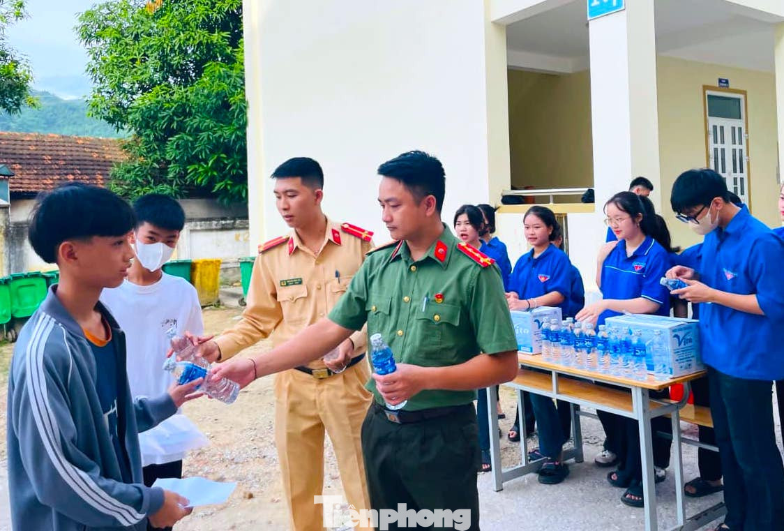 Những chai nước, lời động viên góp phần giúp các thí sinh có thêm sự tự tin, cố gắng hoàn thành bài thi của mình.