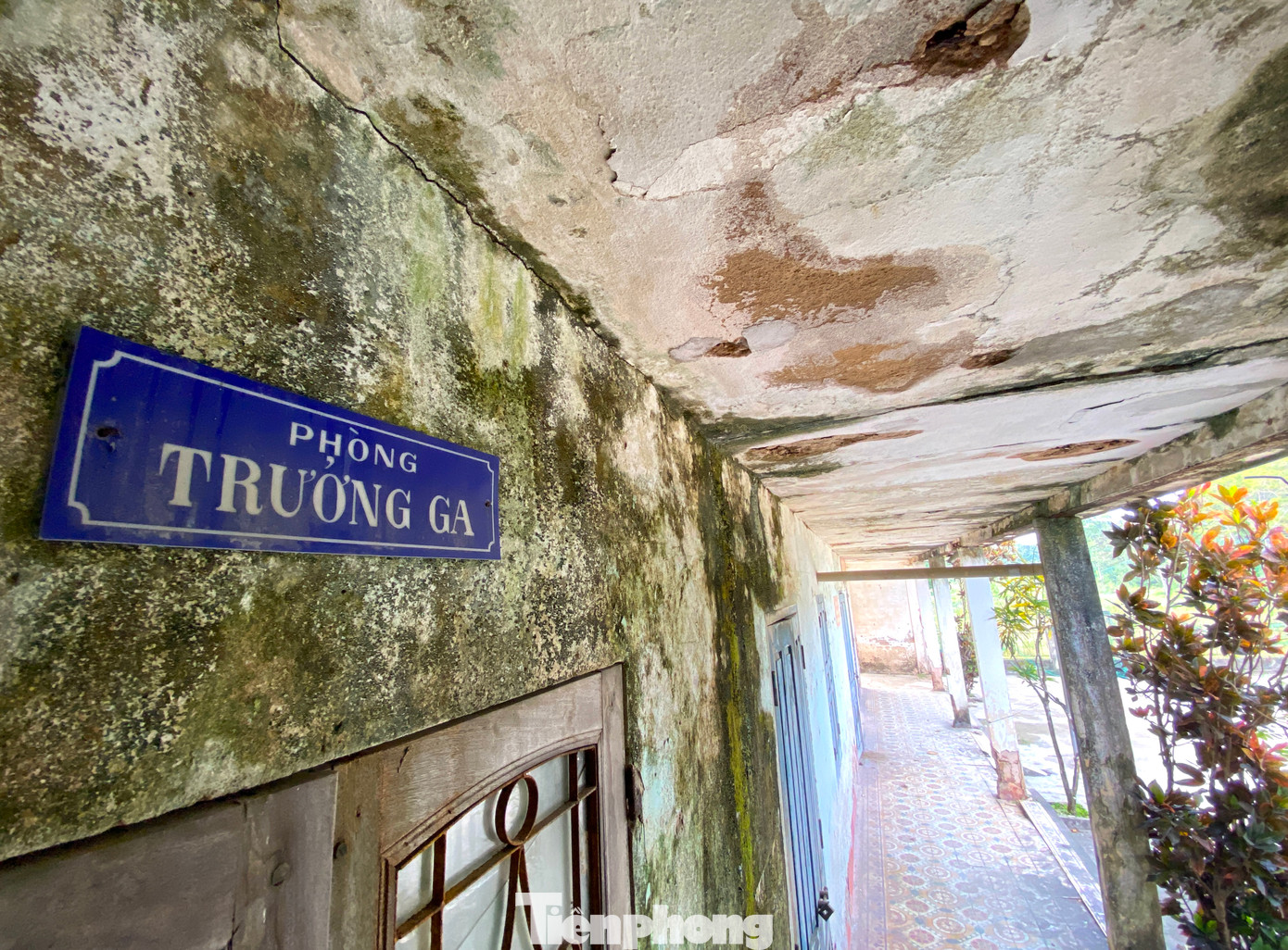 Bên trong các nhà ga xuống cấp nghiêm trọng.