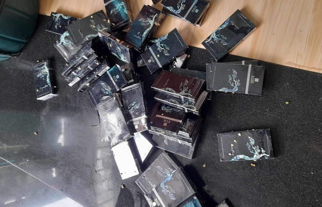 Rất nhiều bao thuốc được người dân nhặt về dùng. Rất nhiều bao thuốc được người dân nhặt về dùng.