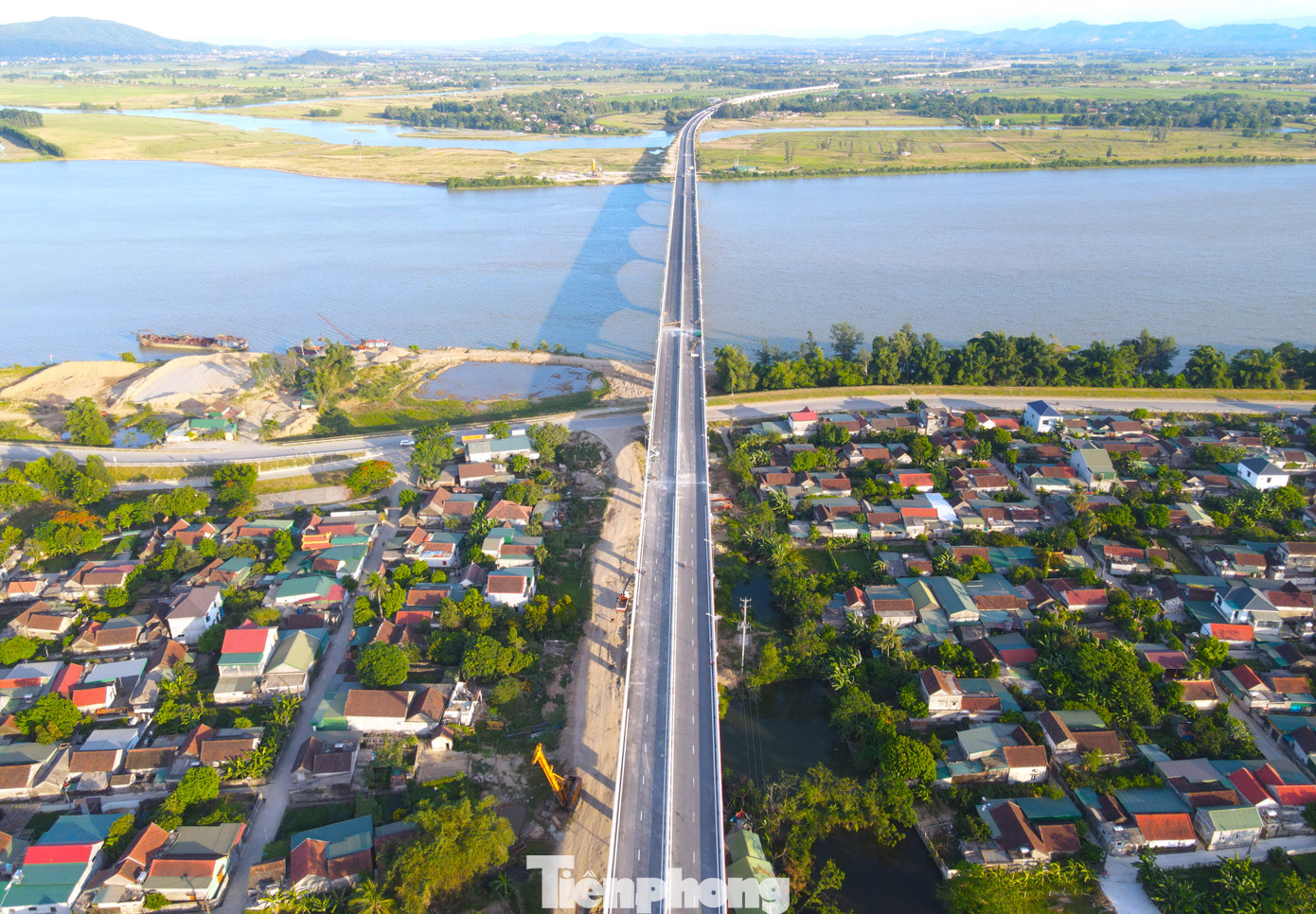 Hiện mặt cầu đã được đơn vị thi công thảm hoàn thiện. Các hệ thống lan can, khớp nối cũng đang được các đơn vị triển khai lắp đặt.