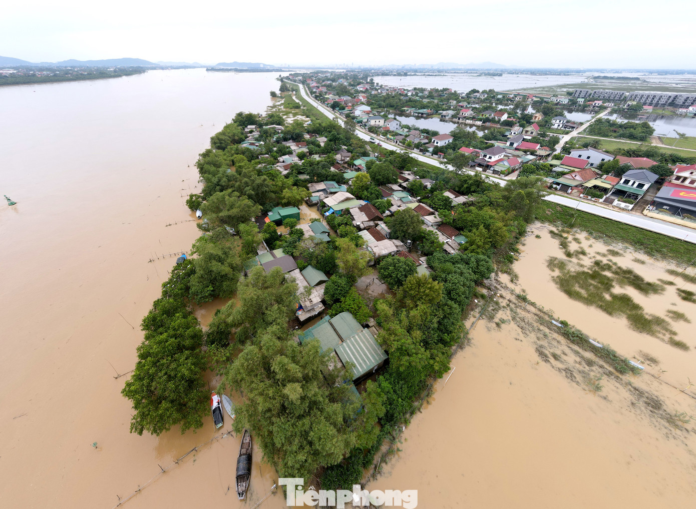 Theo đó, cụm dân cư Hòa Lam (xóm Thuận Hòa, xã Hưng Hòa, TP Vinh, Nghệ An) là nơi sinh sống của hàng chục hộ dân làm nghề chài lưới nơi hạ nguồn sông Lam. Do nằm ở ngoài đê nên cụm dân cư này thường xuyên phải chịu cảnh ngập lụt, nhất là vào mùa mưa bão.