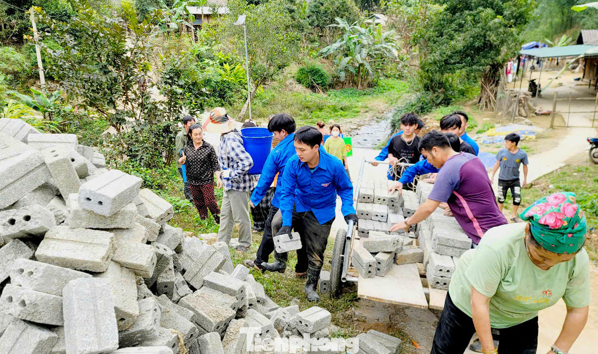 Chính quyền địa phương cùng các đoàn thể, đoàn viên thanh niên xã Tam Hợp giúp đỡ các hộ dân vận chuyển vật liệu để xây, sửa nhà.