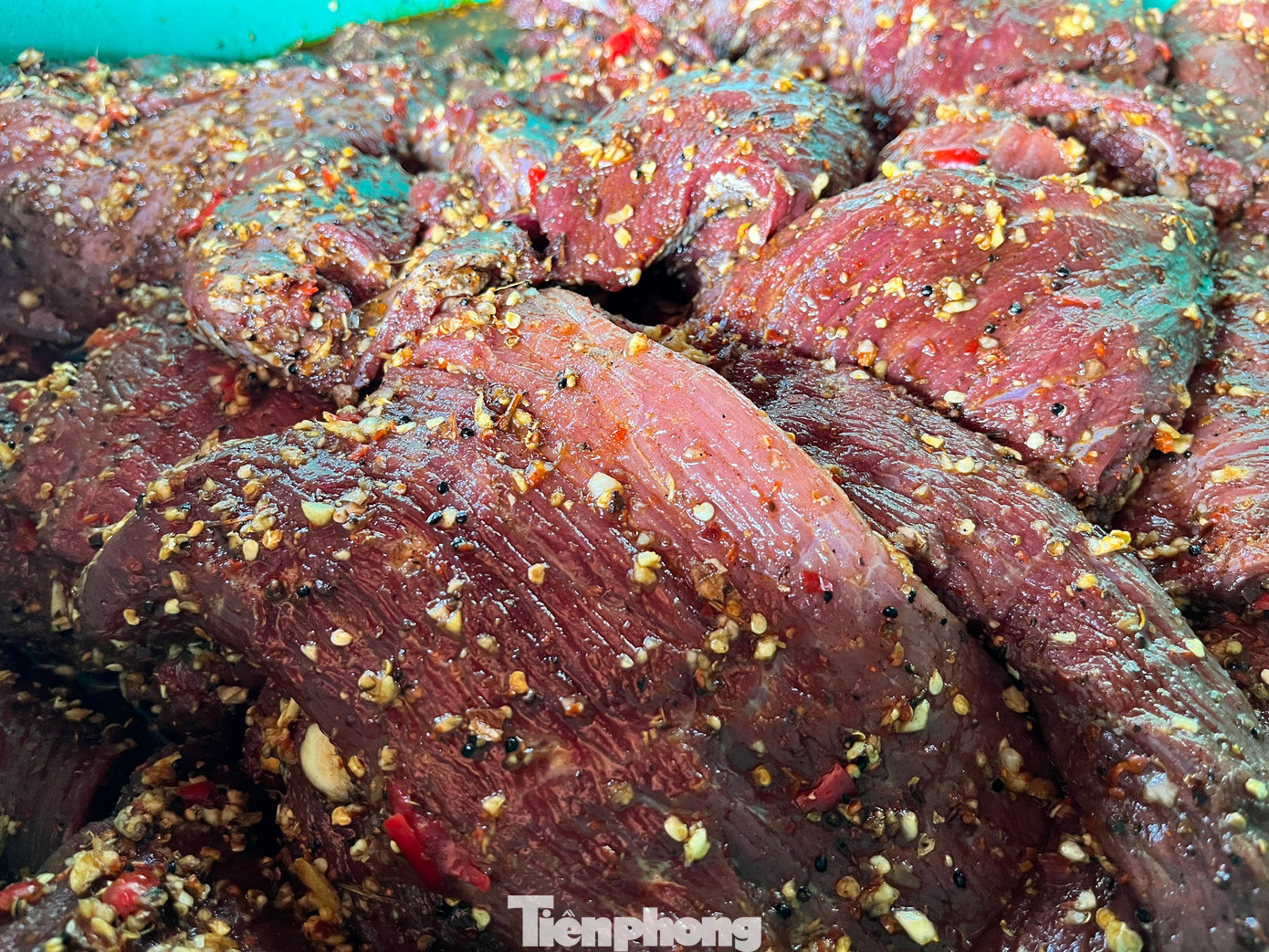 Chị Nhuận cho hay, để làm được món trâu, bò gác bếp ngon thì phải chọn thịt từ bò bản địa. Thịt chọn làm phải là thịt mông, nguyên khối nạc, dọc thớ. Thịt càng tươi thì khi chín, màu thịt vẫn còn đỏ tươi, thơm ngon. Thịt sau khi mua về được rửa sạch, lọc gân, mỡ rồi cắt thành từng khúc dài khoảng 20-25cm. Chị Nhuận cho hay, để làm được món trâu, bò gác bếp ngon thì phải chọn thịt từ bò bản địa. Thịt chọn làm phải là thịt mông, nguyên khối nạc, dọc thớ. Thịt càng tươi thì khi chín, màu thịt vẫn còn đỏ tươi, thơm ngon. Thịt sau khi mua về được rửa sạch, lọc gân, mỡ rồi cắt thành từng khúc dài khoảng 20-25cm.