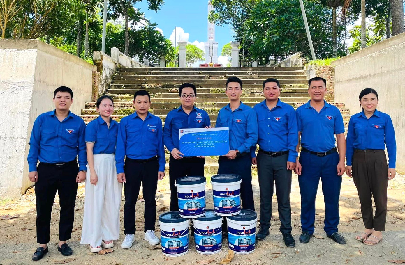 Đoàn Khối Doanh nghiệp khánh thành Ngôi nhà yêu thương và trao tặng sơn sửa Nghĩa trang liệt sĩ huyện Quế Phong.