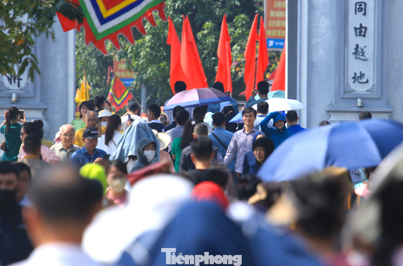 Dù đã chiều nhưng lượng du khách hành hương về Đền Ông Hoàng Mười vẫn còn rất đông.