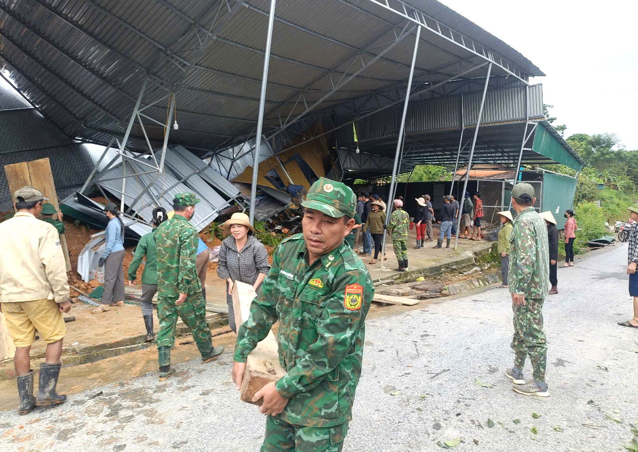 Lực lượng chức năng phối hợp với chính quyền địa phương và người dân di dời tài sản của gia đình anh Kiên ra ngoài. Lực lượng chức năng phối hợp với chính quyền địa phương và người dân di dời tài sản của gia đình anh Kiên ra ngoài.