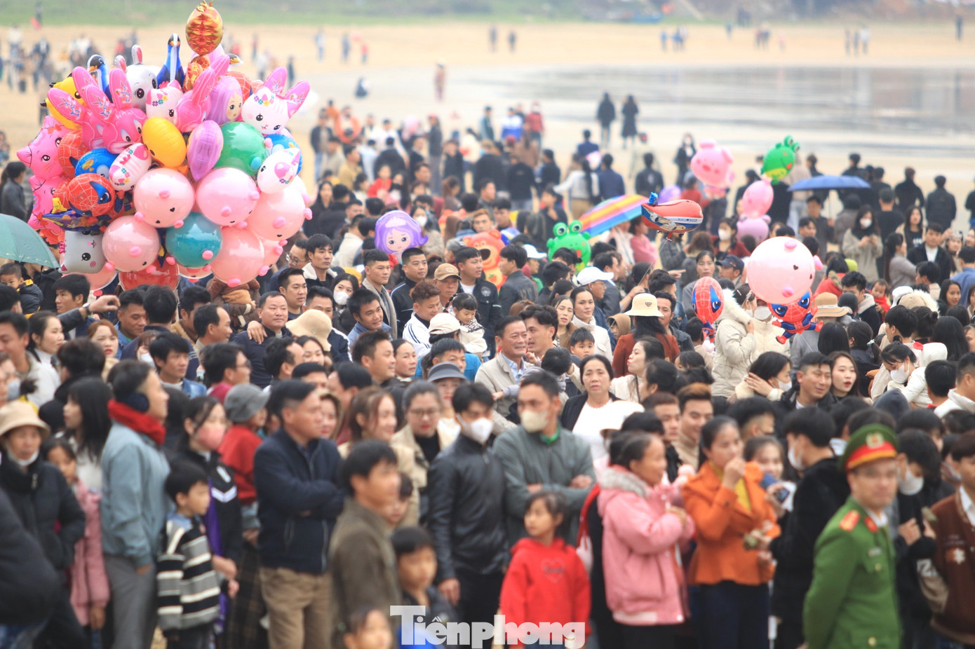 Lễ hội thu hút hàng vạn du khách về tham dự.