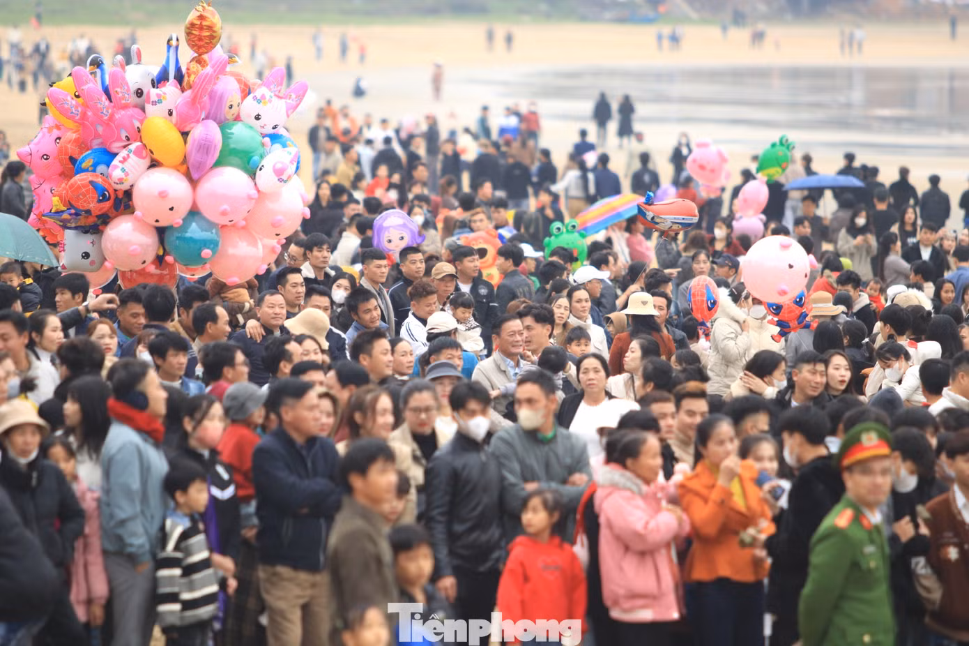 Lễ hội thu hút hàng vạn du khách về tham dự.
