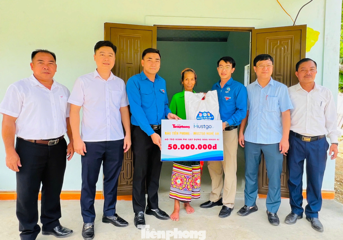 Trao tặng tấm biển tượng trưng xây dựng ngôi nhà nhân ái cho gia đình bà Kha Thị Hương trị giá 50 triệu đồng. Trao tặng tấm biển tượng trưng xây dựng ngôi nhà nhân ái cho gia đình bà Kha Thị Hương trị giá 50 triệu đồng.