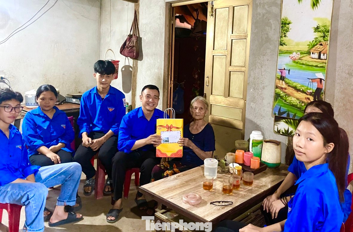 Các đoàn viên huyện Thanh Chương thăm, tặng quà gia đình cựu TNXP Dương Thị Lệ (trú xóm 5, xã Thanh Tùng) và Dương Thị Thanh (trú xóm 1, xã Thanh Tùng); gia đình cựu TNXP Nguyễn Thị Sự (vợ liệt sĩ; trú xã Thanh Giang) thường xuyên đau ốm; cựu TNXP Nguyễn Thị Lý (trú xóm Tiên Quánh, xã Đồng Văn).