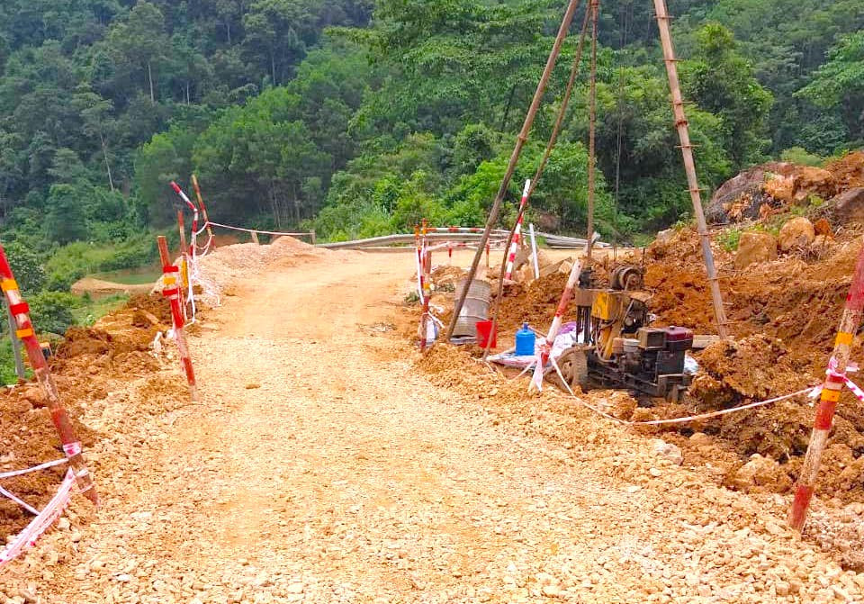 Con đường tạm có thể cho xe ô tô 7 chỗ trở xuống lưu thông qua khu vực sạt lở.