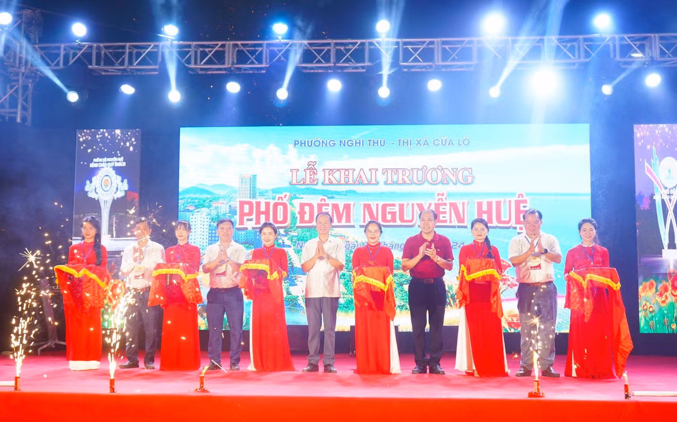 UBND phường Nghi Thu (thị xã Cửa Lò, Nghệ An) vừa tổ chức lễ khai trương Phố đêm Nguyễn Huệ cùng các chương trình “Âm nhạc đường phố và gian hàng ẩm thực” năm 2024.