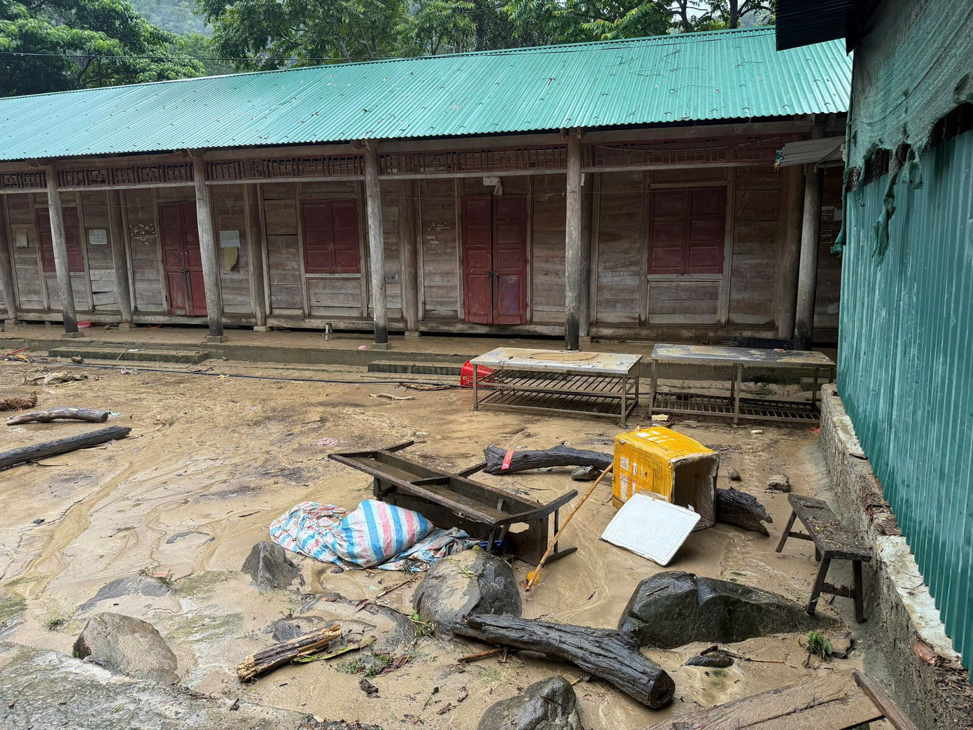 Nhiều tài sản, thiết bị bên trong ký túc xá và trường Phổ thông Dân tộc bán trú THCS xã Hữu Khuông bị nước lũ cuốn trôi, hư hỏng.