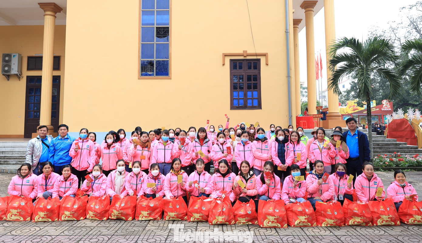 Chương trình “Tết sẻ chia, năm rồng khởi sắc” triển khai tại 25 tỉnh, thành trên cả nước với hơn 10.400 phần quà Tết được trao cho các công nhân lao động, các ngư dân có hoàn cảnh khó khăn và lực lượng bộ đội biên phòng. Chương trình nhằm tôn vinh văn hóa truyền thống ngày Tết của Việt Nam luôn hướng về gia đình, người thân cùng với tinh thần đoàn kết và đoàn viên.