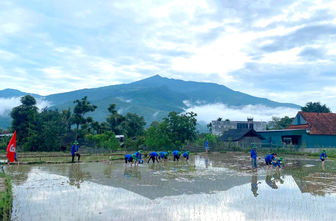 Những ngày đầu tháng 7, dưới thời tiết chợt nắng chợt mưa ở xã miền núi Mường Quàng (tỉnh Nghệ An), những bóng áo xanh tình nguyện đã miệt mài xuống đồng cấy lúa giúp các hộ khó khăn, neo người trên địa bàn xã hoàn thành mùa vụ kịp thời.