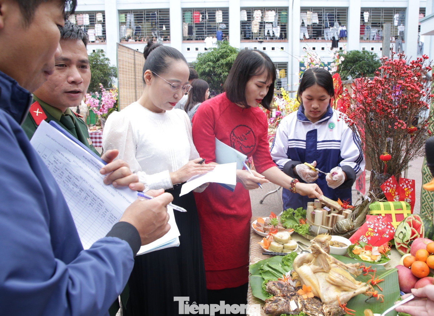 Ông Hồ Quốc Việt - Hiệu trưởng nhà trường cho biết, nhà trường tổ chức ngày hội nhằm gắn kết học sinh và thầy cô, đồng thời để các em chia tay trước khi về nhà đón tết. Ngày hội được tổ chức với mong muốn lưu giữ những nét đẹp văn hóa truyền thống của dân tộc. Đây cũng là dịp để các em giới thiệu về ẩm thực, nét văn hóa truyền thống của dân tộc mình đến với bạn bè và mọi người.