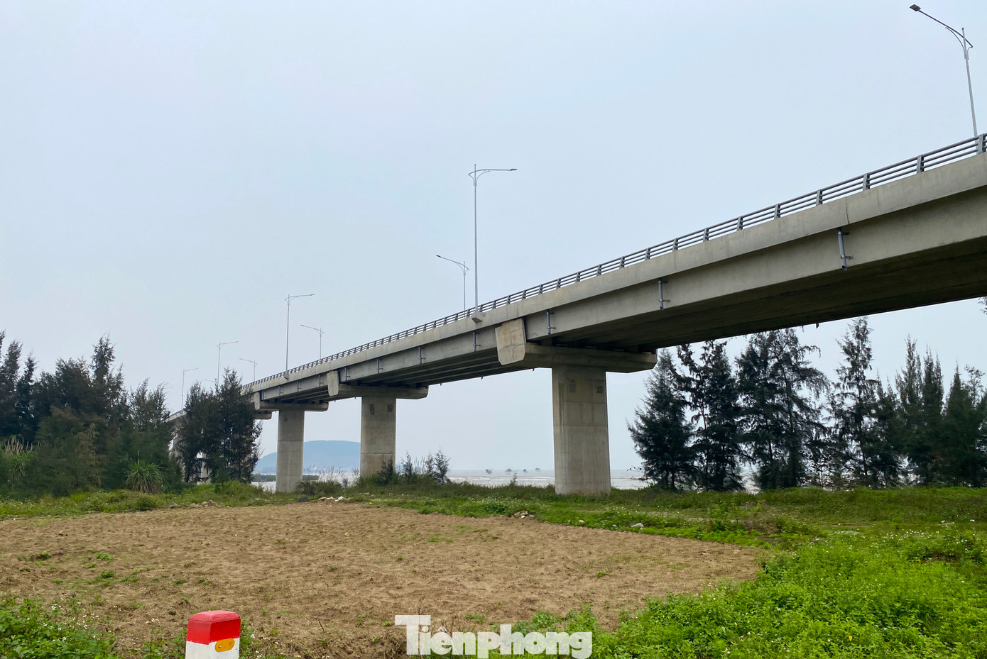 Cầu vượt cửa biển ở xã Văn Hải (huyện Quỳnh Lưu, Nghệ An) đã được xây dựng hoàn thiện. Cầu vượt cửa biển ở xã Văn Hải (huyện Quỳnh Lưu, Nghệ An) đã được xây dựng hoàn thiện.