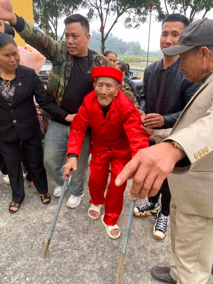 Dù đã 112 tuổi nhưng cụ Côi vẫn tự chống gậy đi đến nhà văn hóa xóm nhận lễ mừng thọ và lời chúc của mọi người.