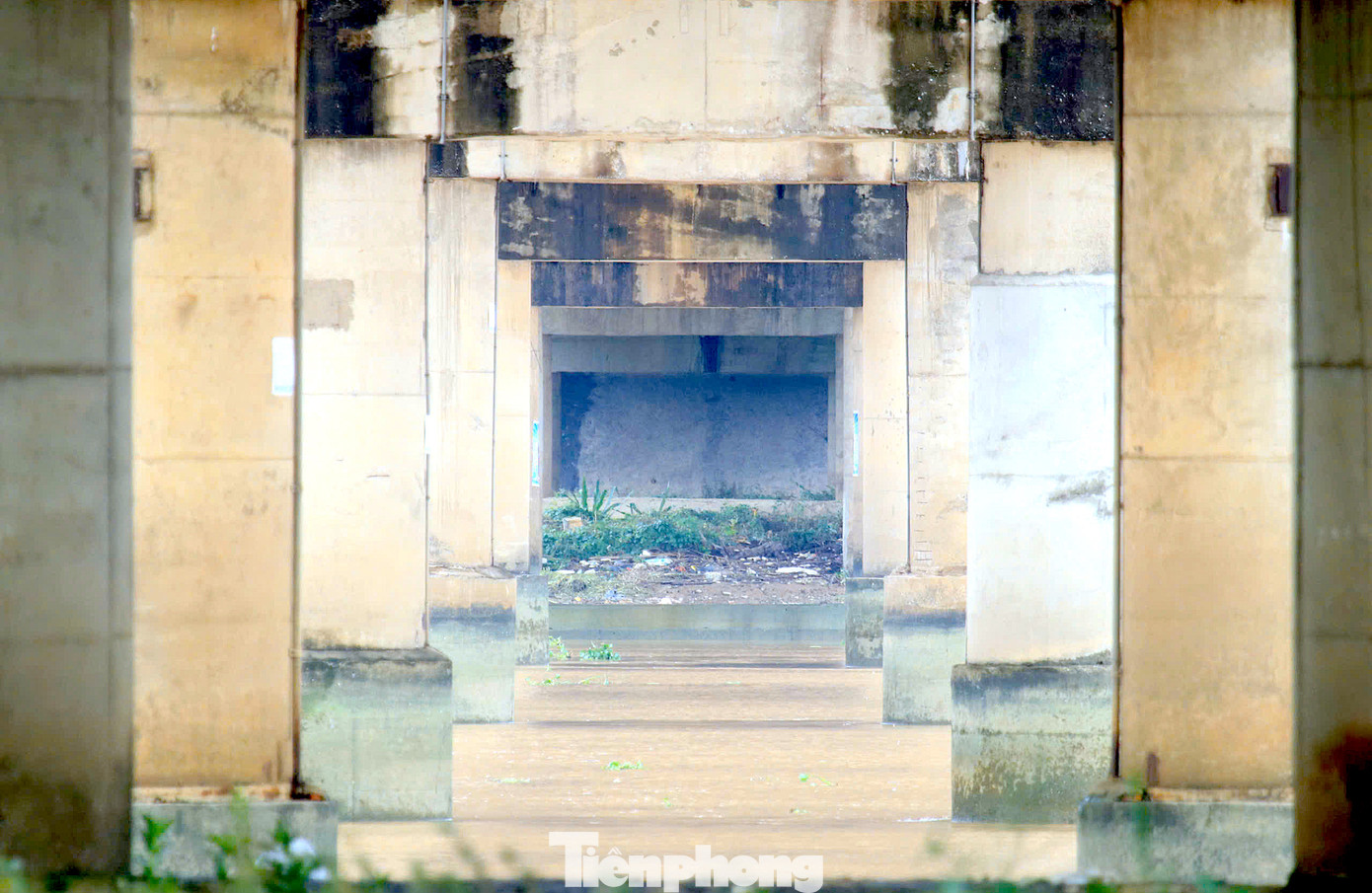 Bên cạnh đó, Khu QLĐB 2 yêu cầu kiểm tra đáy móng bệ trụ, liên kết cọc với đáy bệ trụ, hư hỏng cọc; Kiểm tra gối cầu; kiểm tra các kết cấu chịu lực khác như: hư hỏng nứt vỡ dầm chủ, dầm ngang, bản bê tông cốt thép mặt cầu, mối nối dọc….và các hư hỏng kết cấu khác. Bên cạnh đó, Khu QLĐB 2 yêu cầu kiểm tra đáy móng bệ trụ, liên kết cọc với đáy bệ trụ, hư hỏng cọc; Kiểm tra gối cầu; kiểm tra các kết cấu chịu lực khác như: hư hỏng nứt vỡ dầm chủ, dầm ngang, bản bê tông cốt thép mặt cầu, mối nối dọc….và các hư hỏng kết cấu khác.